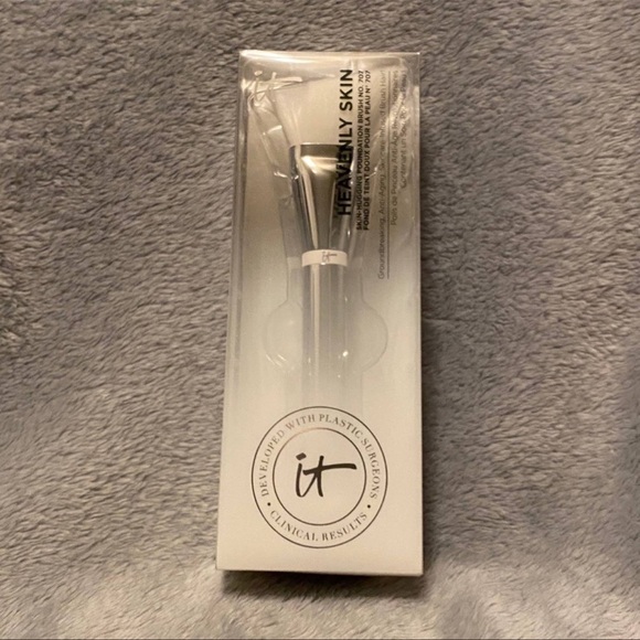 IT Cosmetics Foundation Brush - Picture 2 of 8